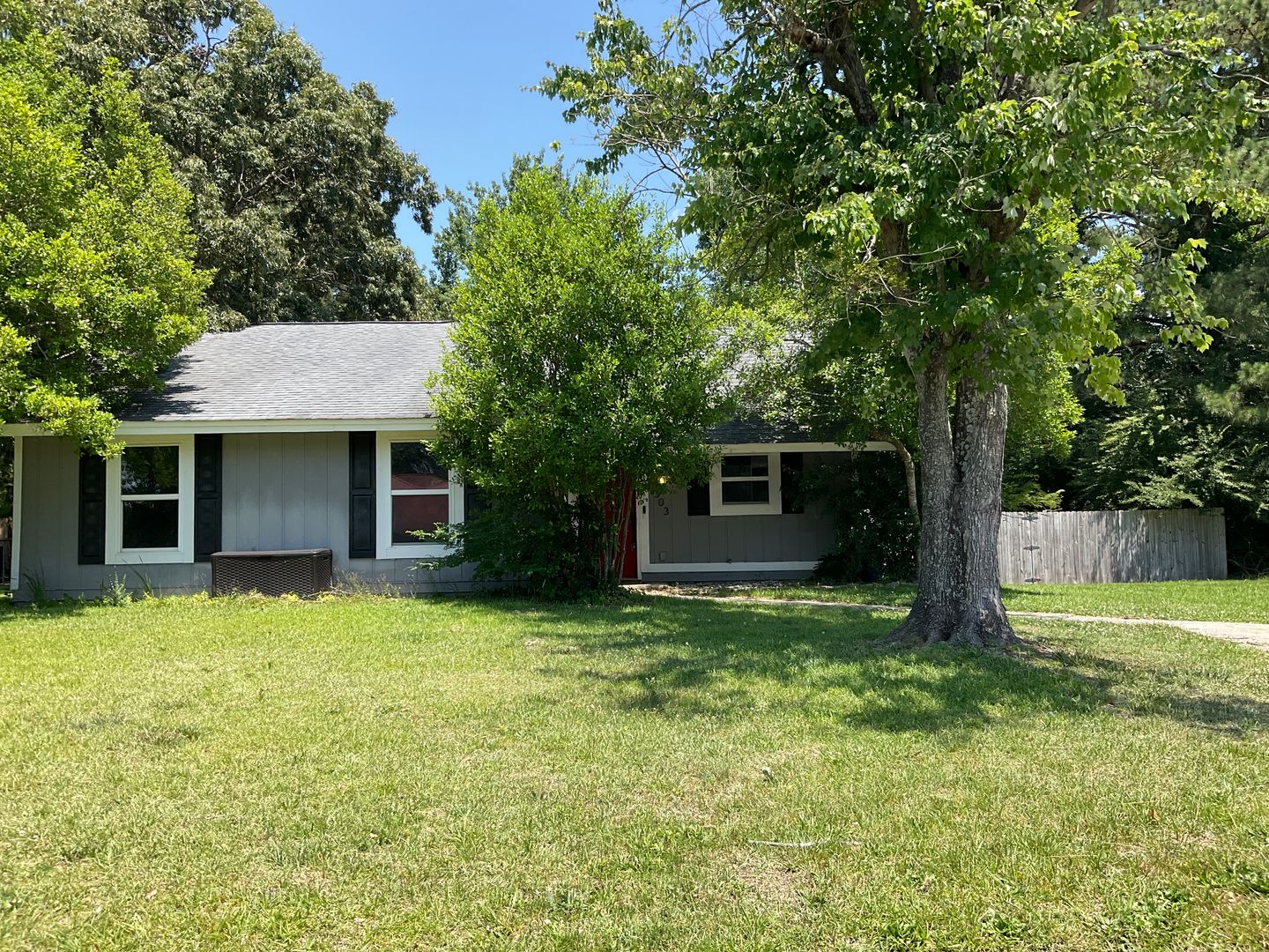 Jacksonville House: 303 South Willow Lane