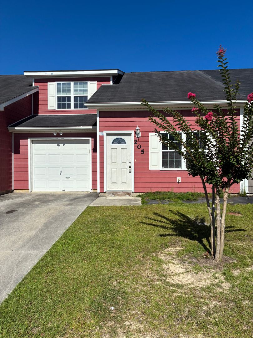 Hubert House: 205 Jessie Circle