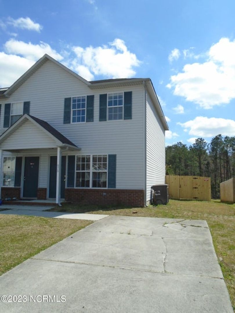 Jacksonville House: 976 Pueblo Drive West