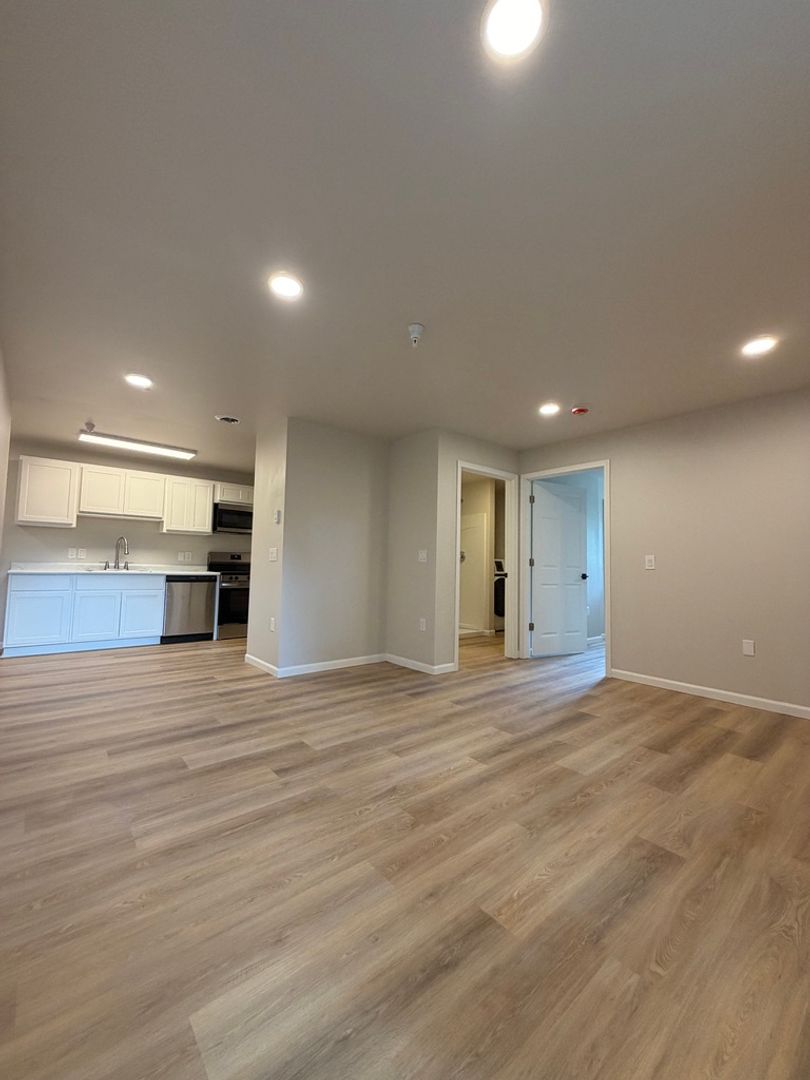 Middleton Apartment: 6604 Elmwood Ave