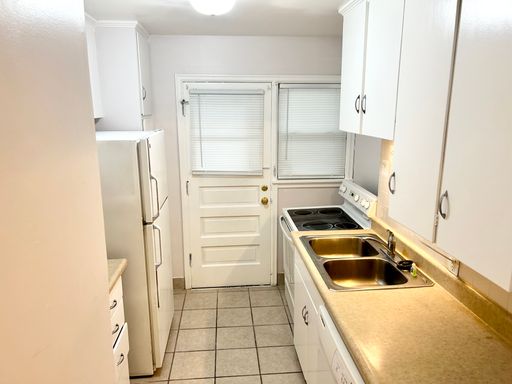 WALKING DISTANCE FROM BLACKSTONE AND MIDTOWN! – photo 1