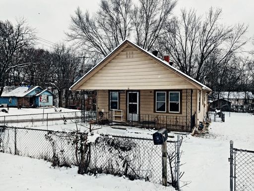 2 bed, 1 bath, basement, big yard – photo 1
