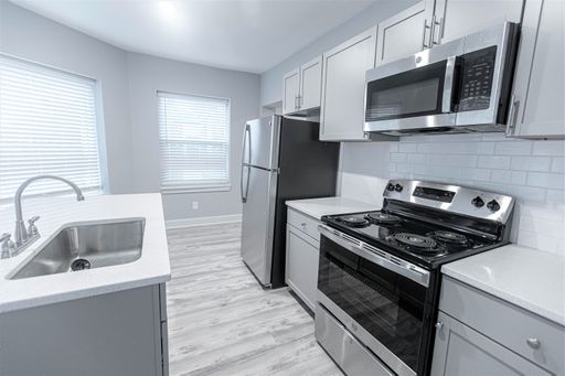 BRAND NEW 2 bedroom apt with new stainless appliances. – photo 1