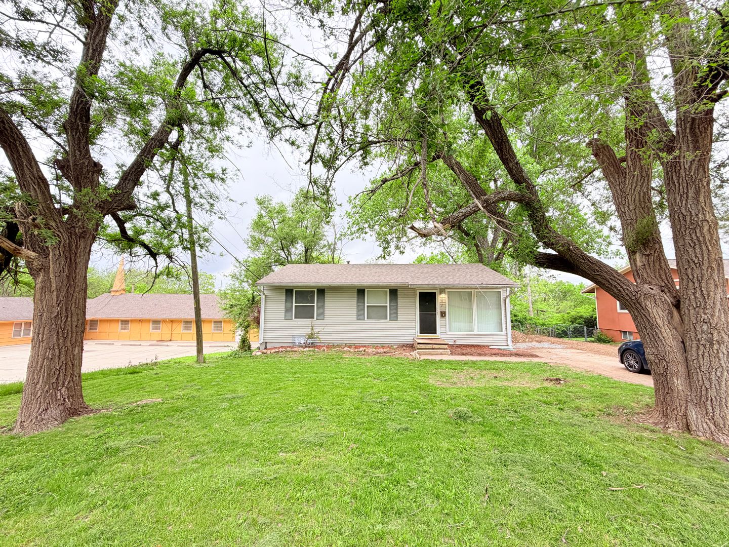 Grandview House: 14812 Bellaire Avenue