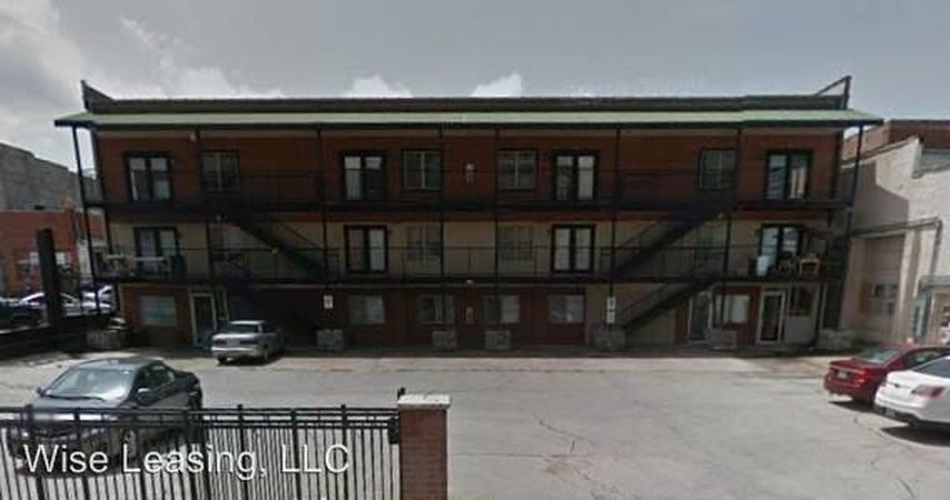 Springfield Apartment: 424 W. McDaniel St., Units 1-2, A-H