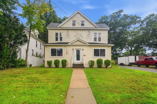 Beautiful 3-Bedroom Apartment in Duplex House for Rent in Holyoke!