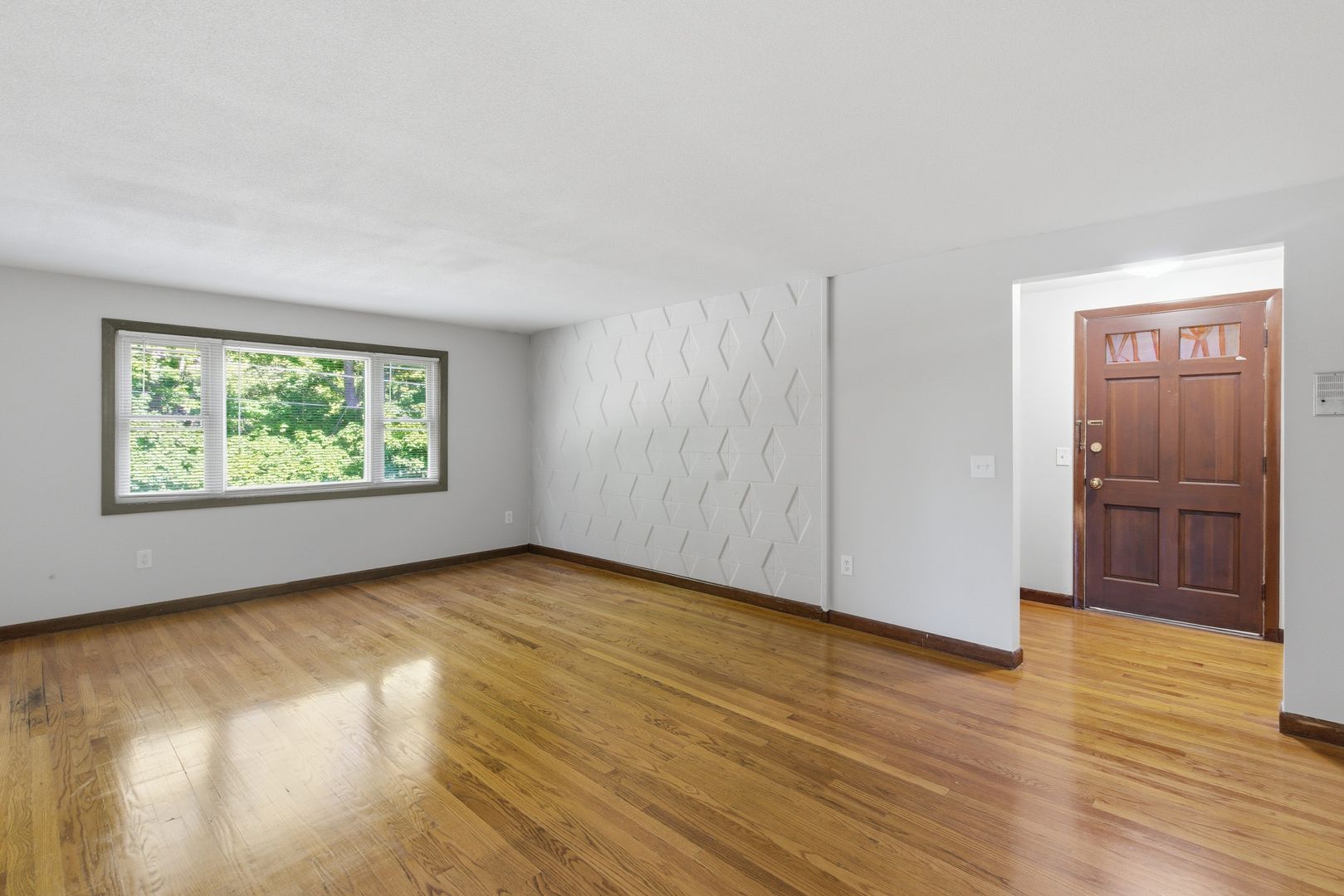 Holyoke Apartment: 26 Forestdale Ave