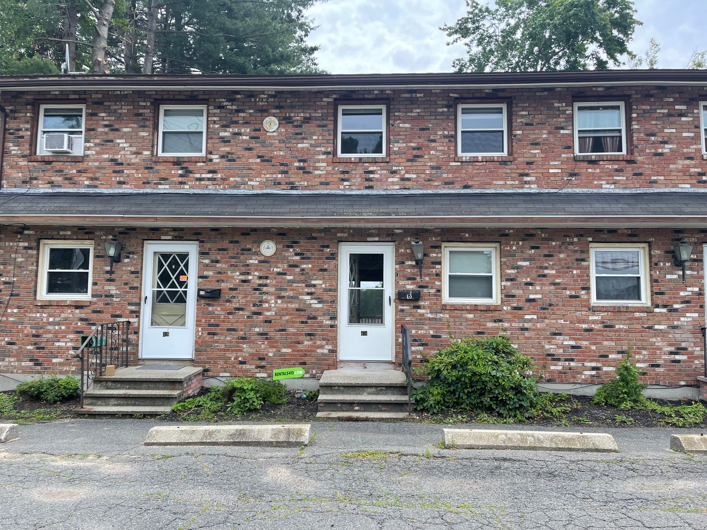 Easthampton Apartment: 418 Main Street