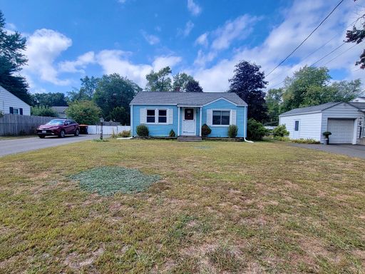 Beautiful 2-Bedroom Single Family House for Rent in South Hadley!