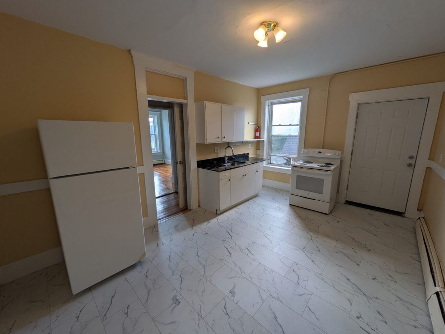 Holyoke Apartment: 787 Dwight St