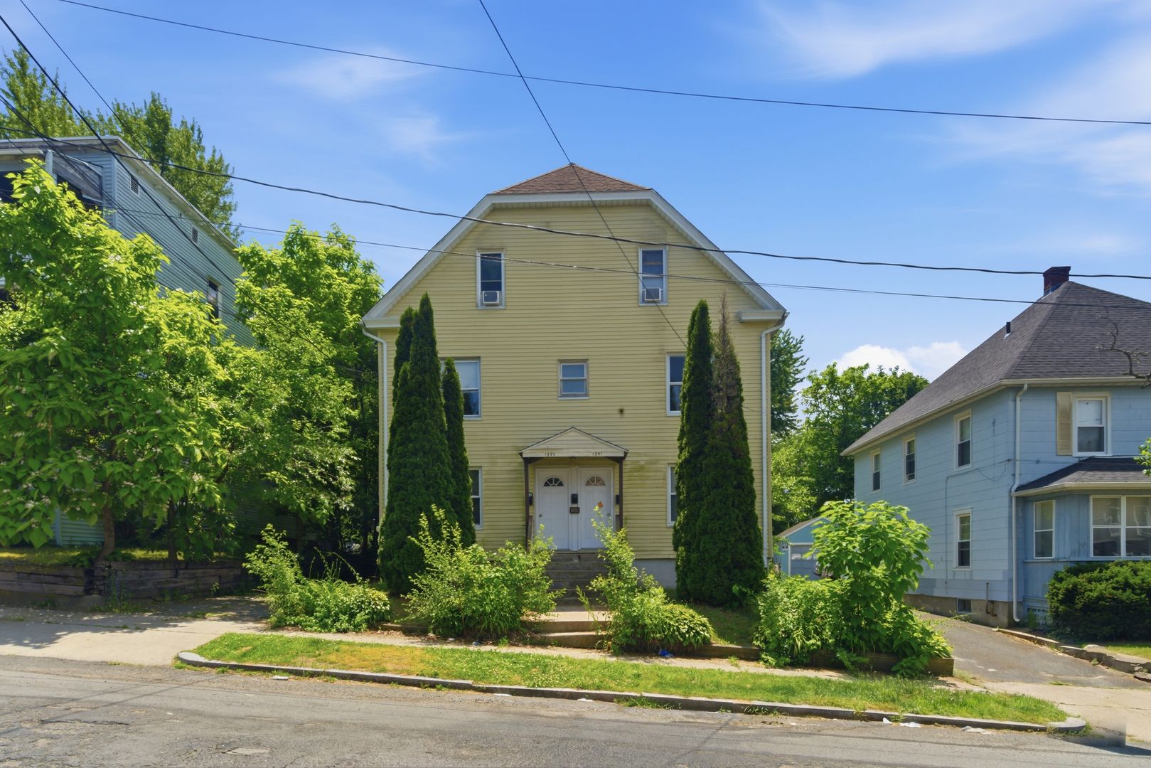 Indian Orchard Apartment: 1391-1393 Worcester St