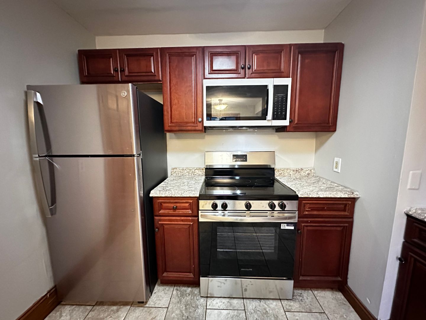 Leverett Apartment: 146-148 Montague Rd