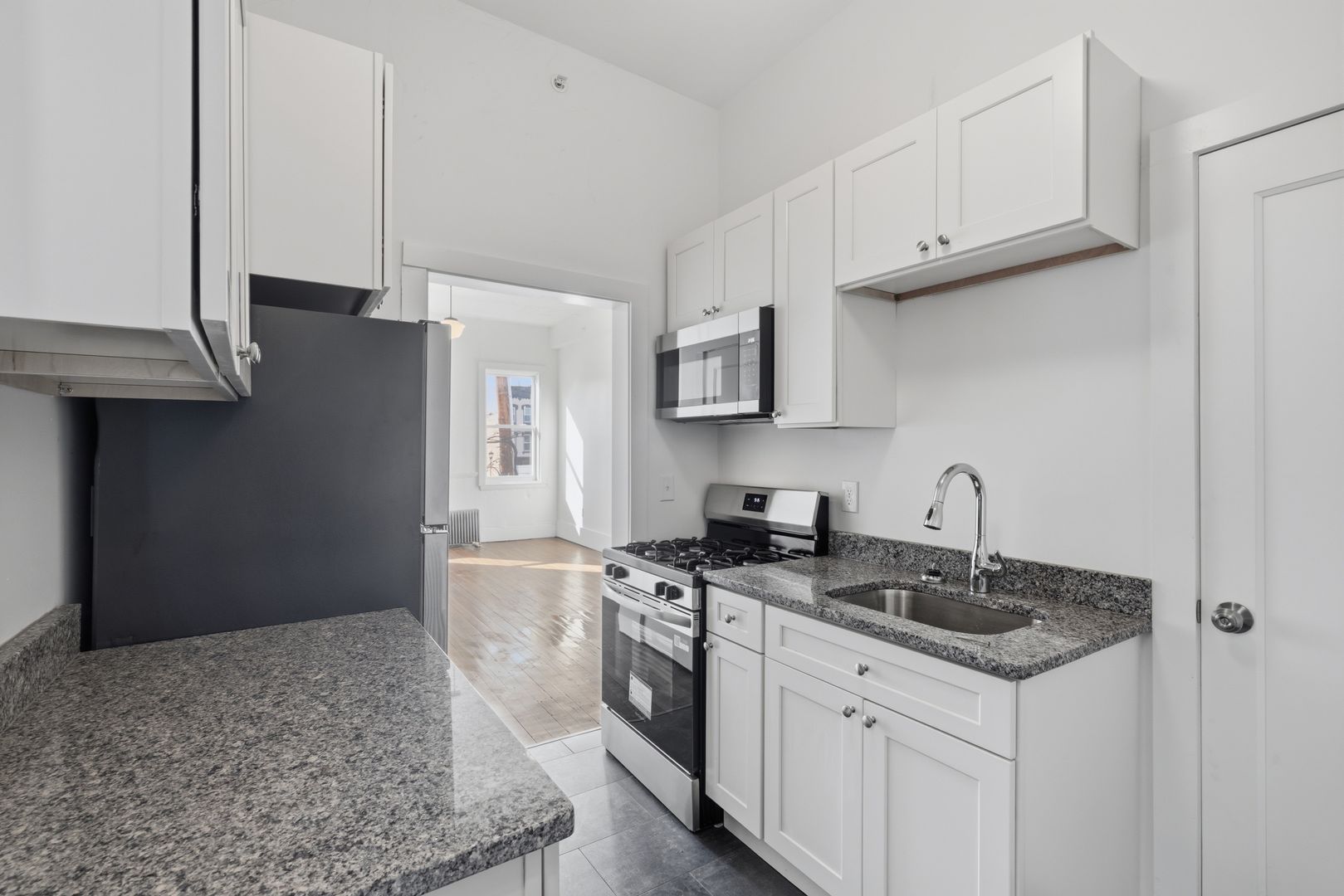 Holyoke Apartment: 105 High St