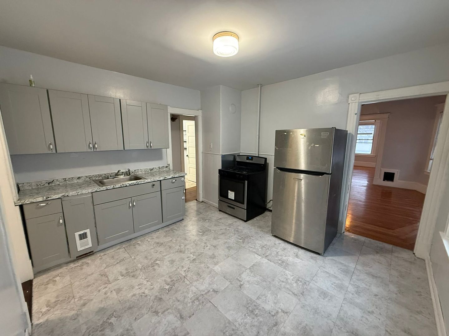 Springfield Apartment: 190 Oak St