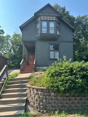 Charming & Spacious 2-Bedroom Apartment in Saint Paul’s West Side! – photo 1
