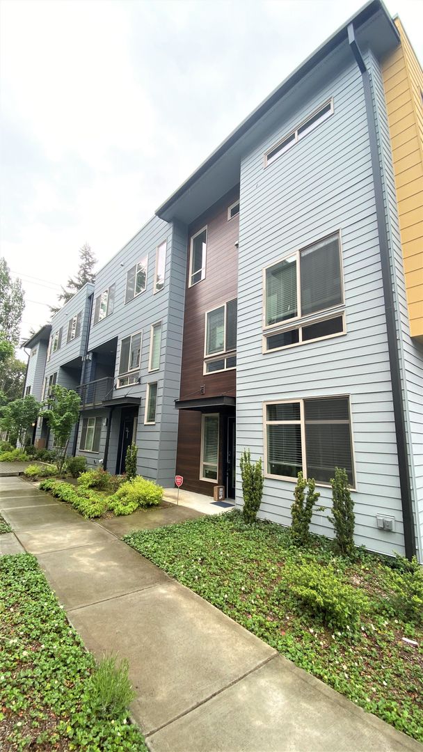 Bellevue House: 16378 NE 12th Pl