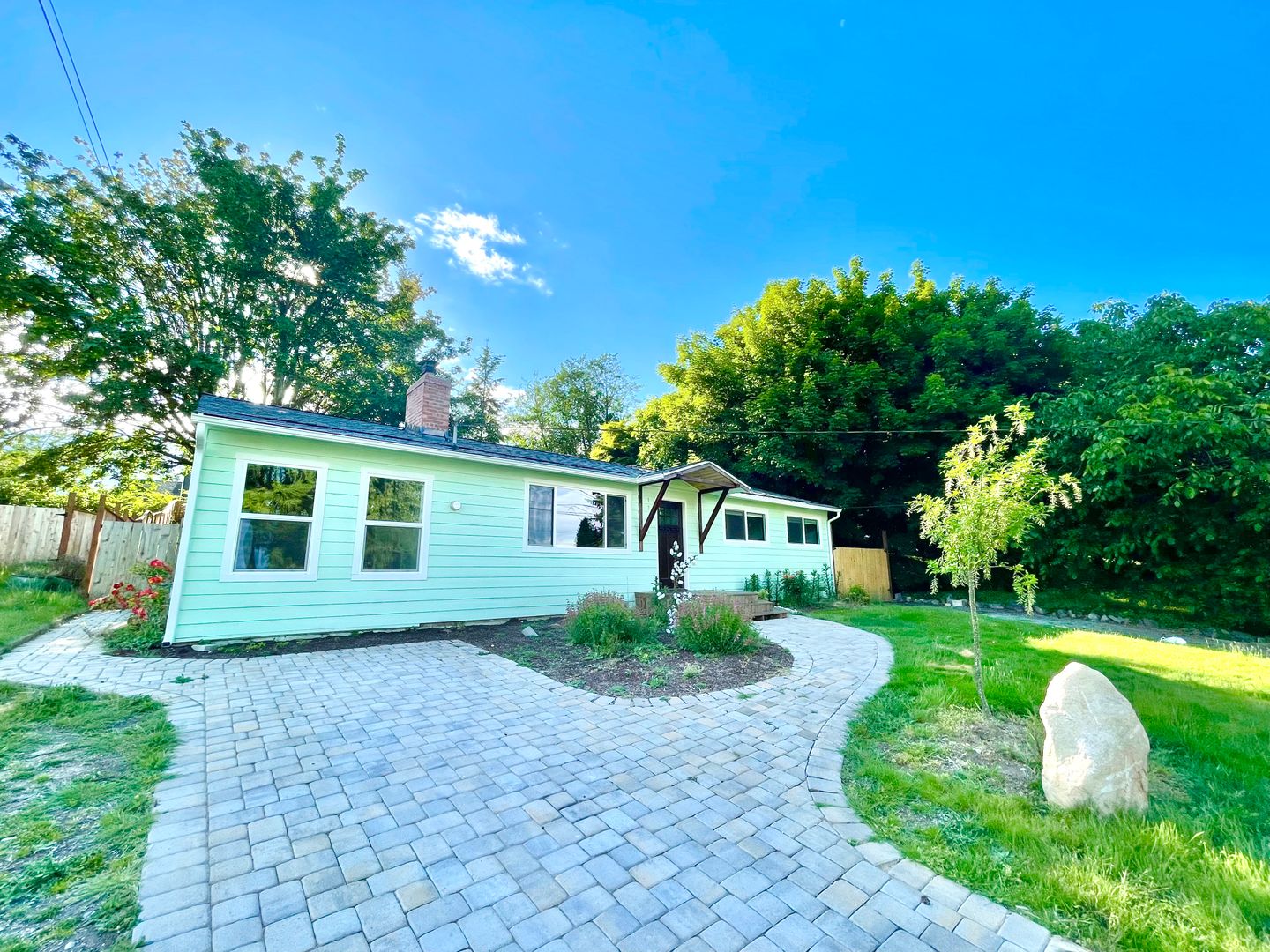 Lynnwood House: 17606 33rd Place W