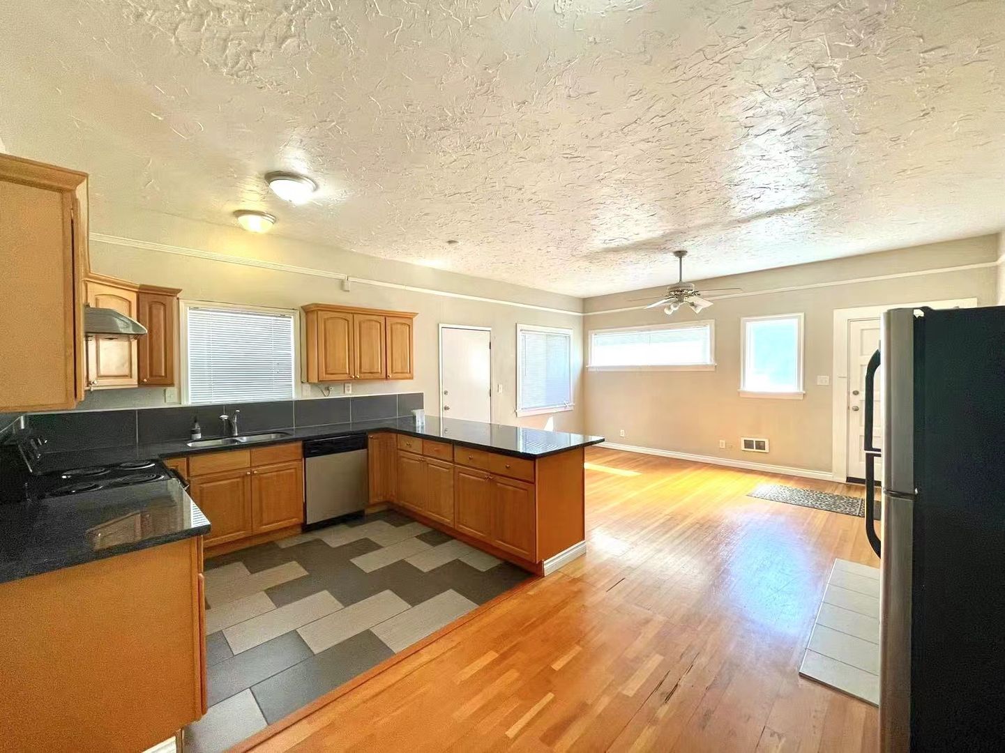 Seattle Apartment: 852 NE 57th St