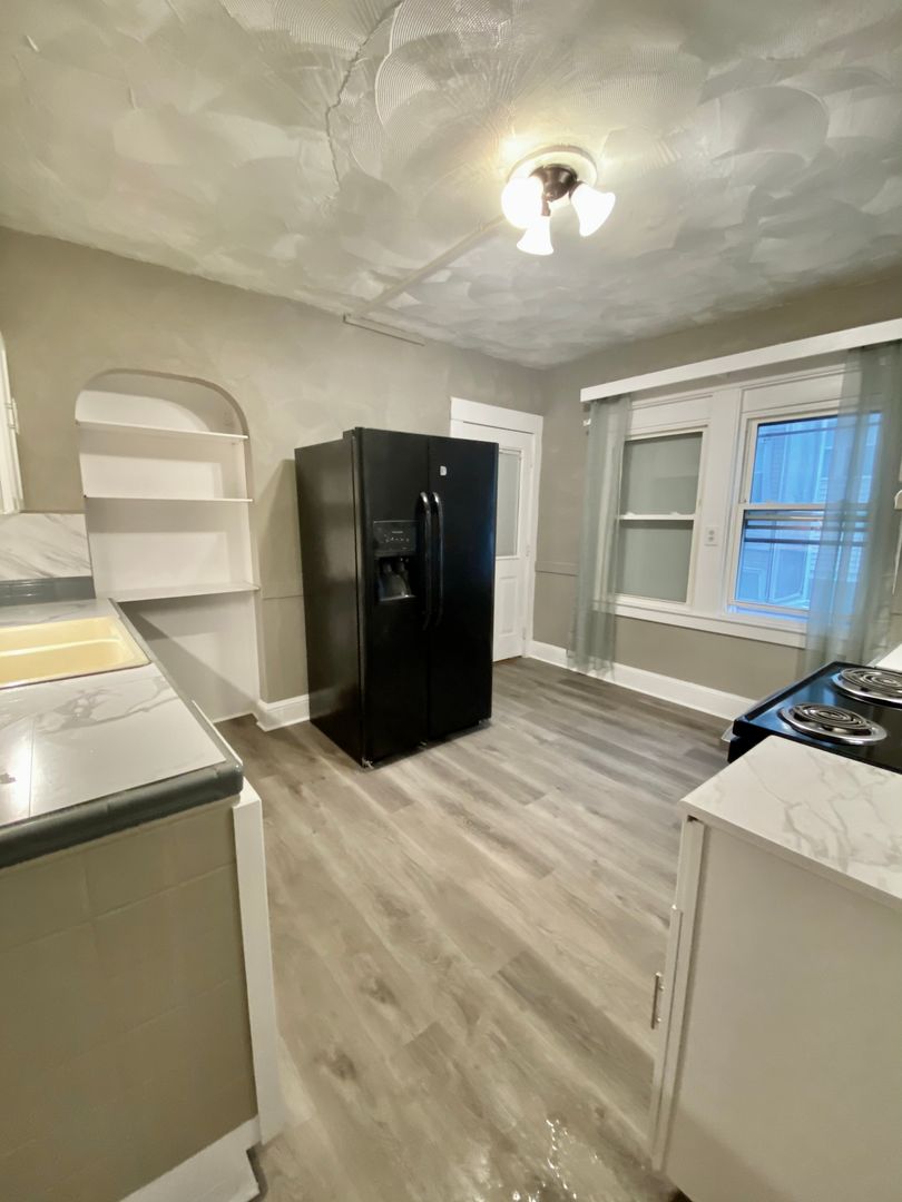 Springfield Apartment: 14 Ledyard St