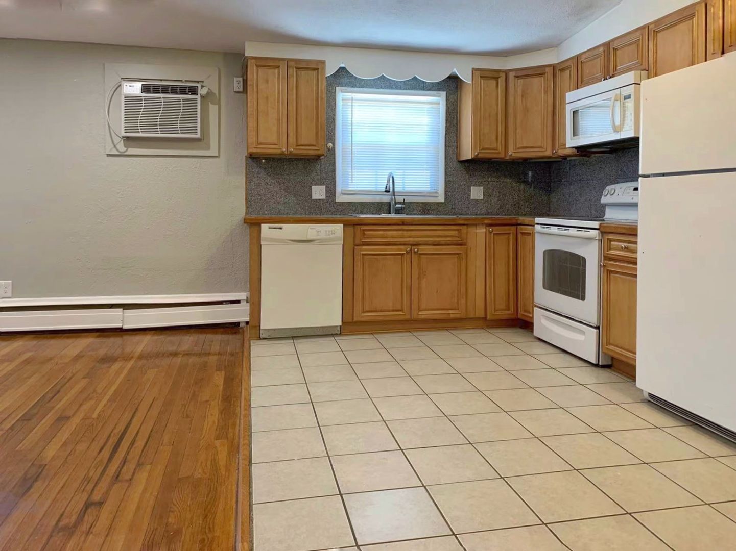 Marblehead Apartment: 31 Smith St