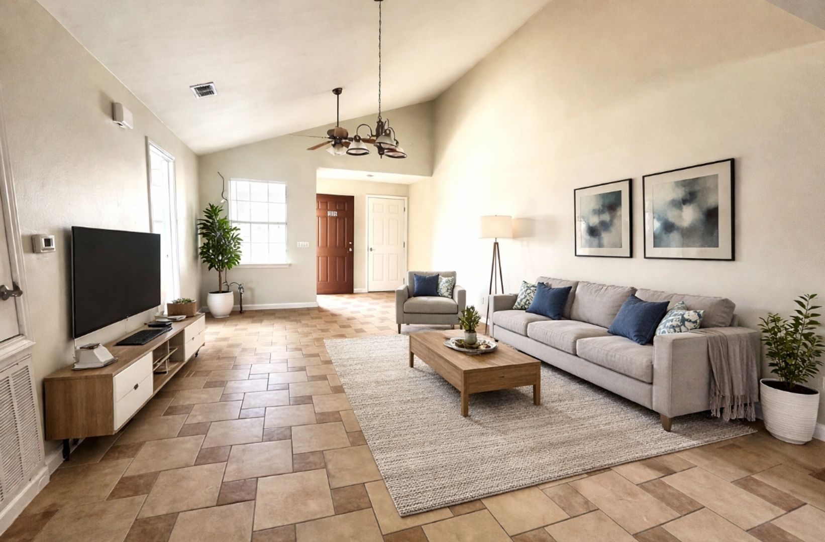 Alton Apartment: 308 N Eagle Pass Street