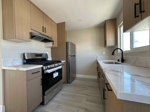 Beautifully Remodeled 2 Bed / 1 Bath Home in Prime Huntington Beach Location! – photo 1