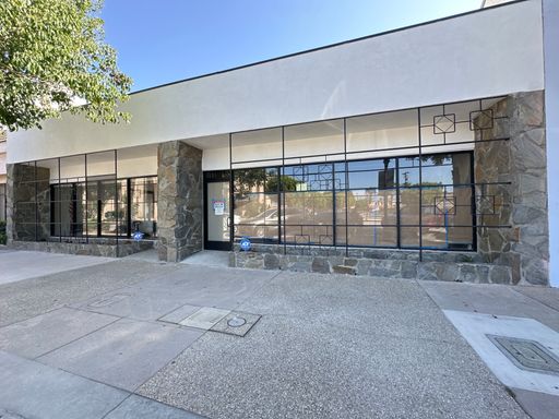 Storefront Lease Available – photo 1