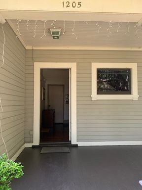 Downtown One-Bedroom with Original Hardwood Floors – All Utilities Included – photo 1