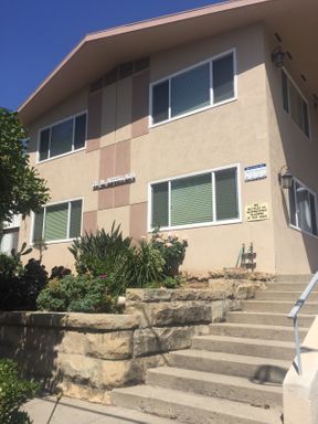 Great Location! Upstairs one bedroom in a small complex. – photo 1