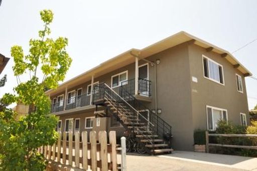 Spacious Upstairs Apartment Near Cottage Hospital – photo 1