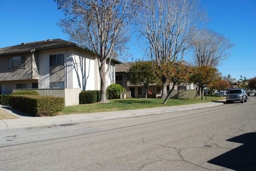 Townhouse with Private Patio – Across from Turnpike Shopping Center! – photo 1