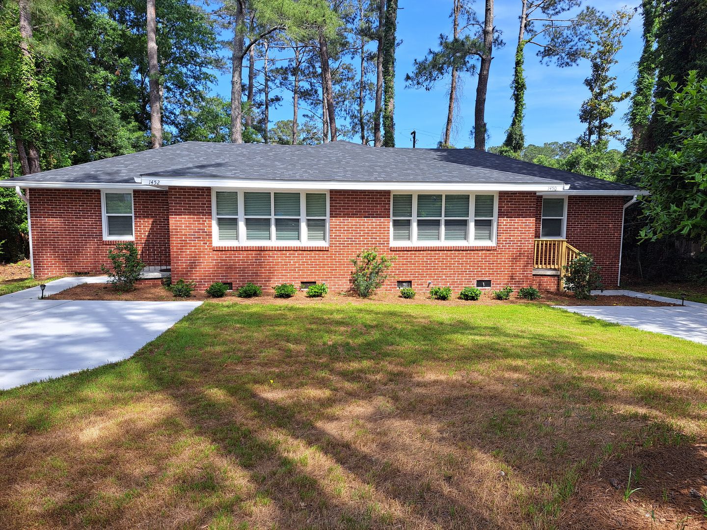 Columbia Apartment: 1450-1452 Brentwood Drive