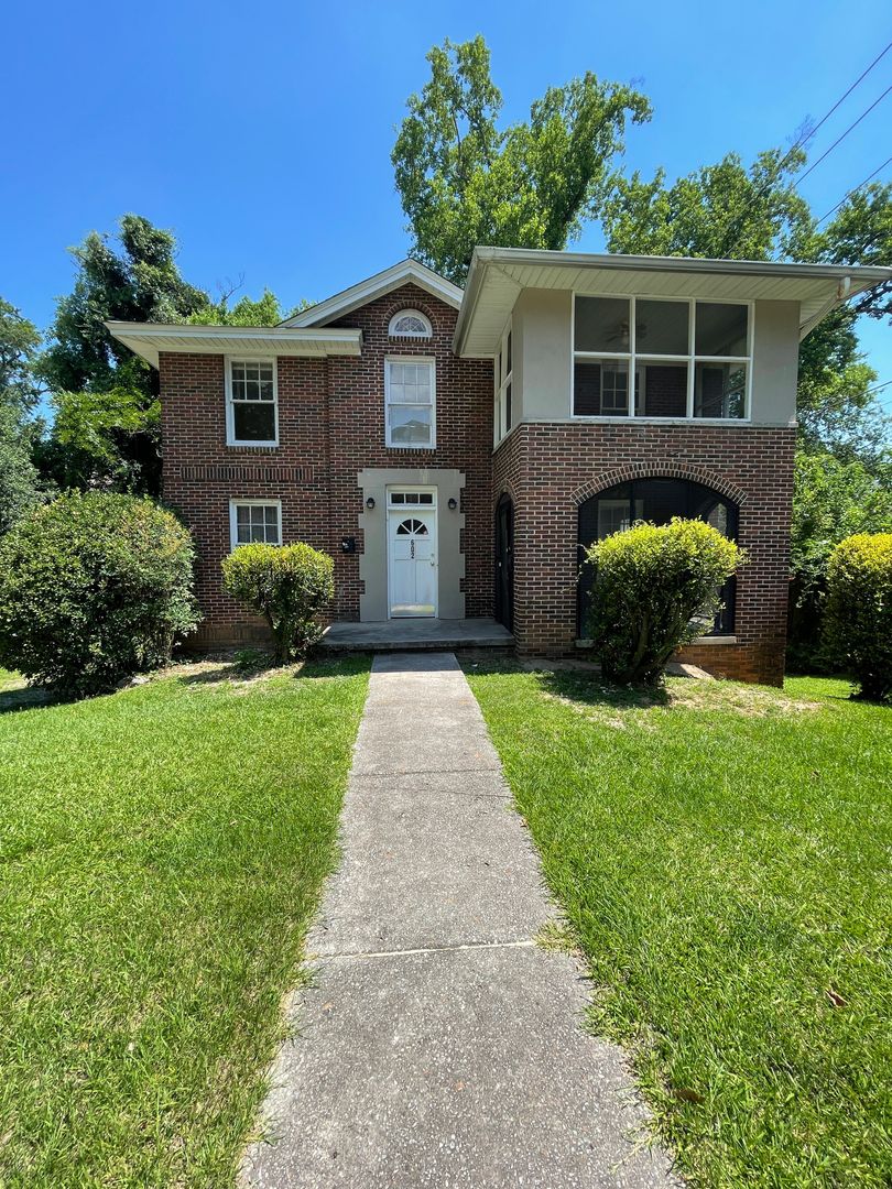 Columbia Apartment: 602-04 Waccamaw