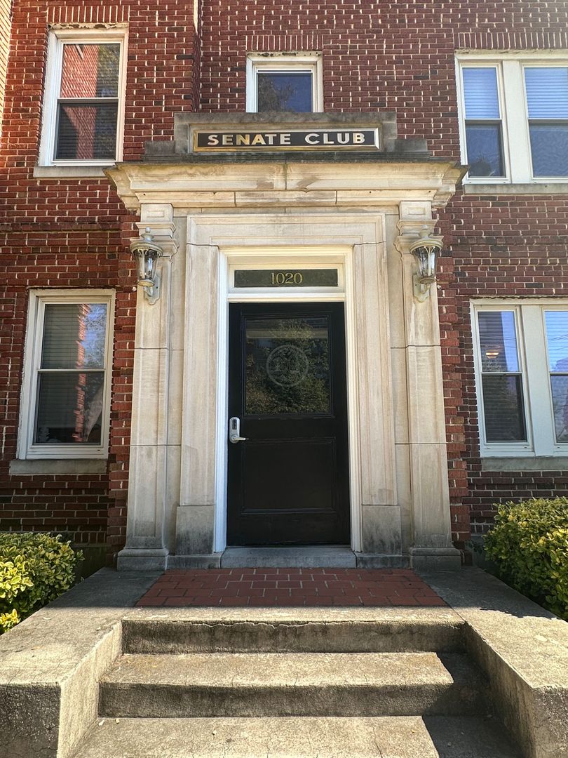 Columbia Apartment: 1018-1020 Marion Street