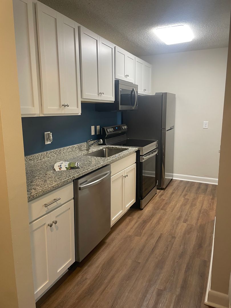 Lexington Apartment: 325 South Lake Drive