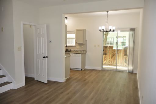 Spacious 3-bed / 2-bath with attached garage – photo 1