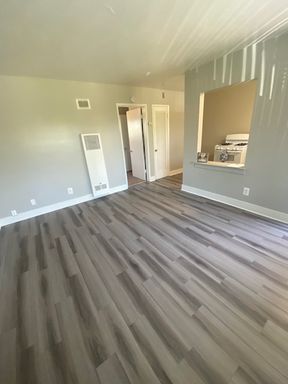 Pet Friendly Community Offering One Bedroom Apartment Homes By The Riverside Plaza! – photo 1