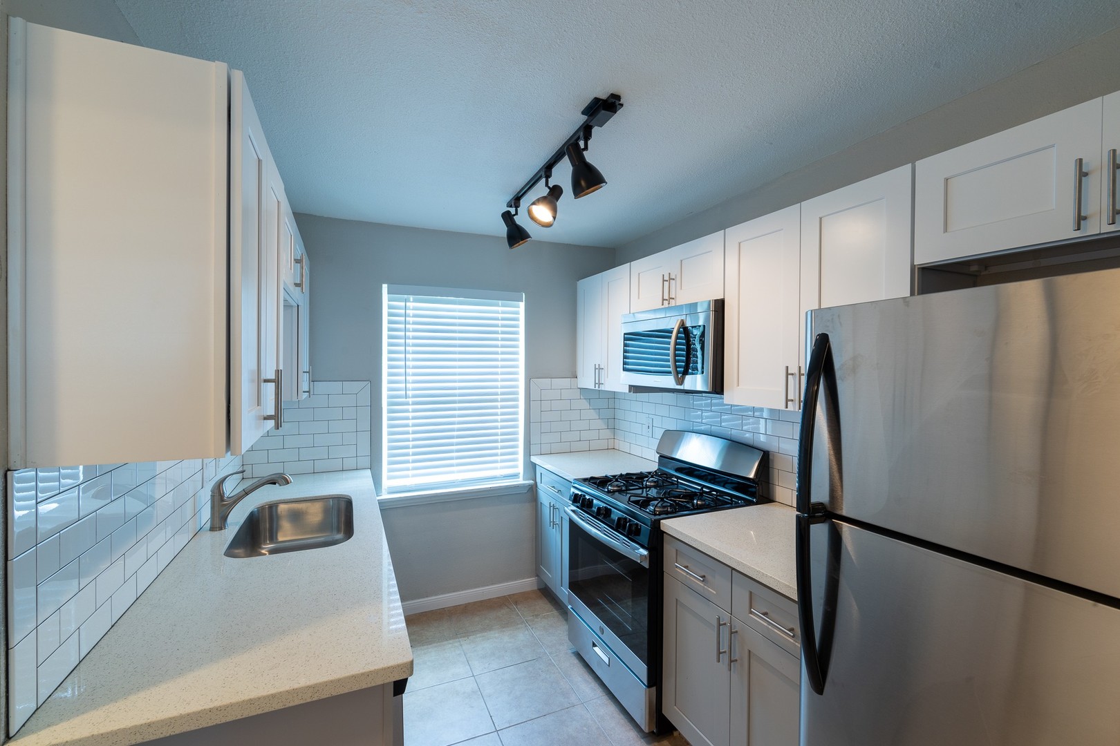 Beautiful 2 bed 1 bath just minutes from downtown, UH, and the medical center 2 of 11