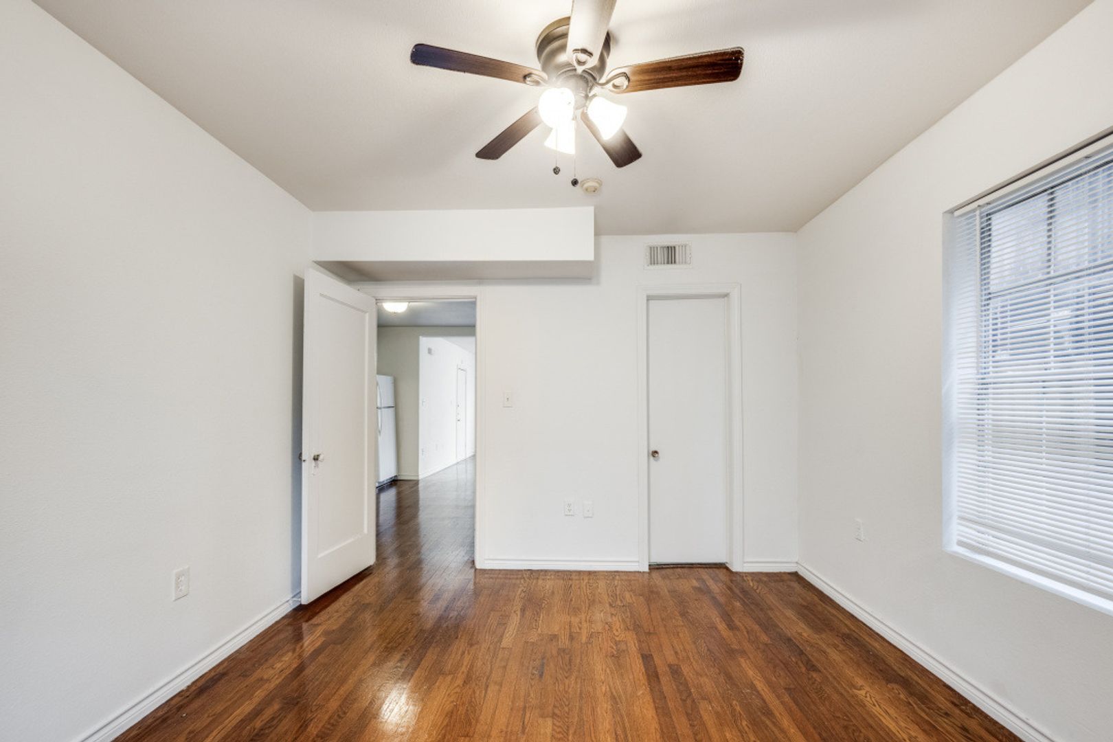 Discover Your Oasis in the Heart of Montrose! 11 of 12