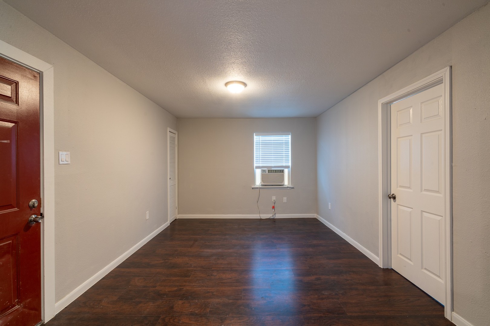 Beautiful 2 bed 1 bath just minutes from downtown, UH, and the medical center 3 of 11