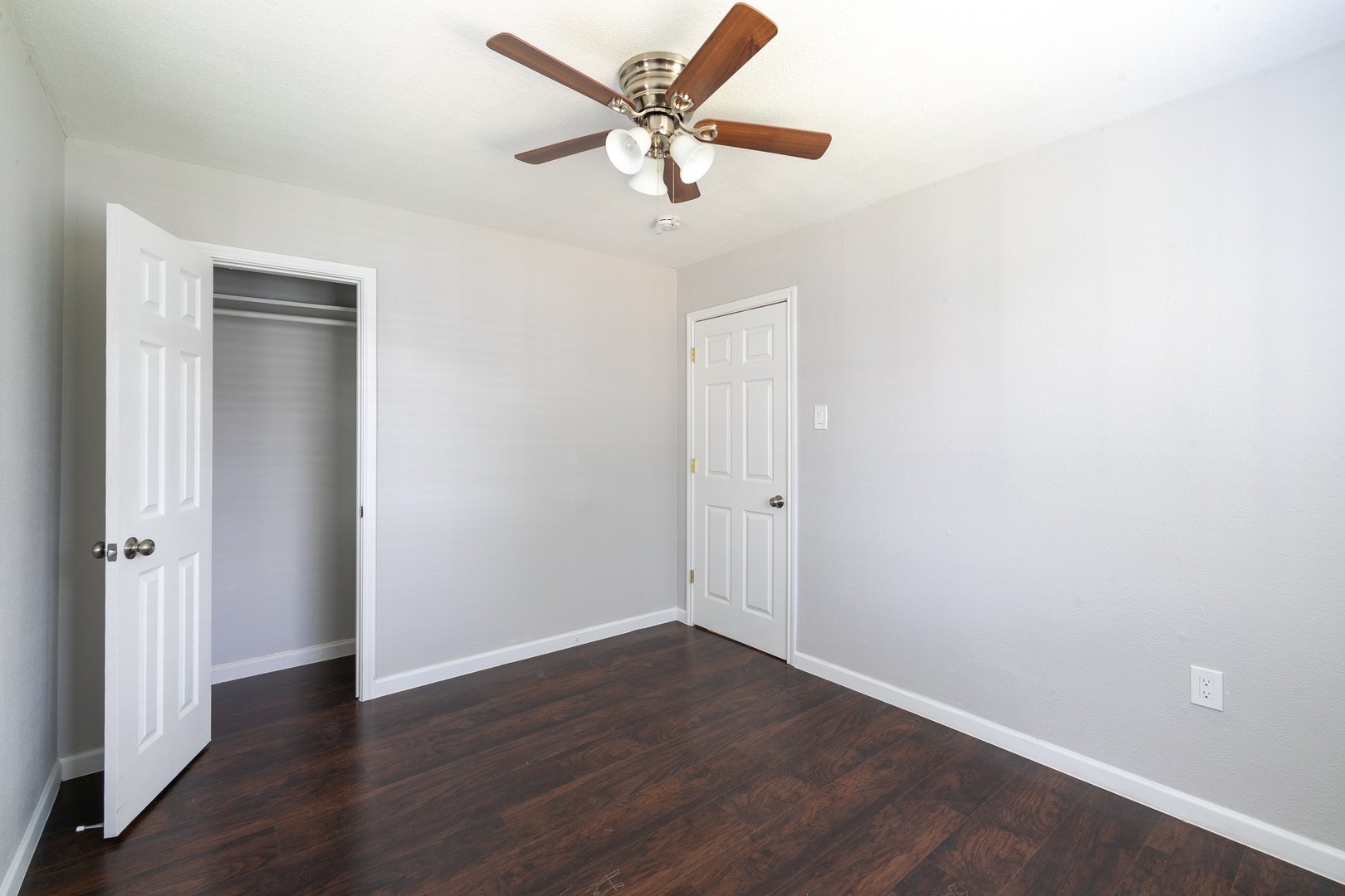 Beautiful 2 bed 1 bath! Located just minutes from downtown, UH, and the medical center 5 of 12