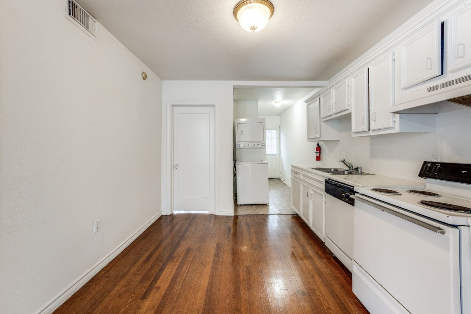 Discover Your Oasis in the Heart of Montrose! 6 of 12