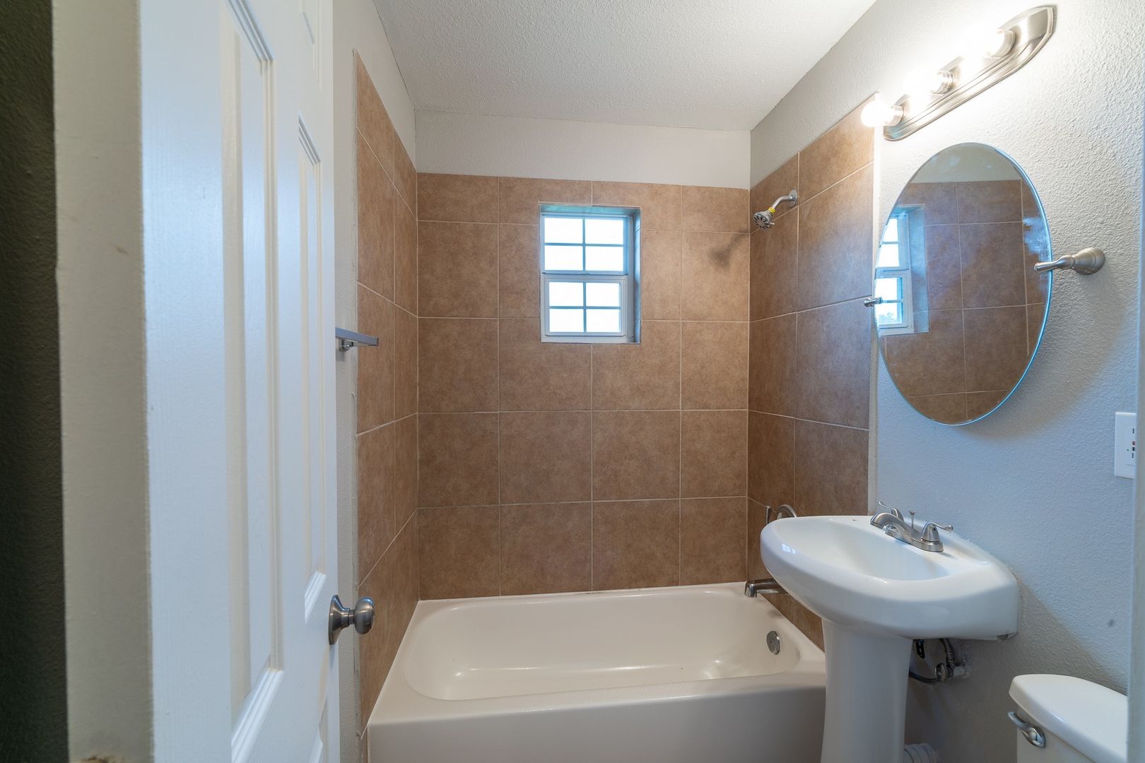 Beautiful 2 bed 1 bath just minutes from downtown, UH, and the medical center 7 of 8