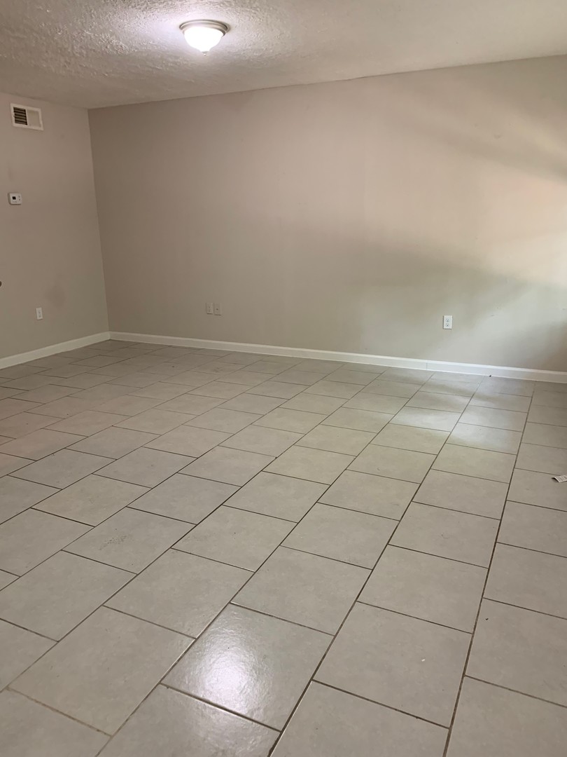 Beautiful recently remodeled apartment! / Apartamento recien remodelado 9 of 11