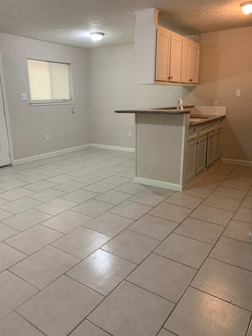Beautiful recently remodeled apartment! / Apartamento recien remodelado 2 of 11