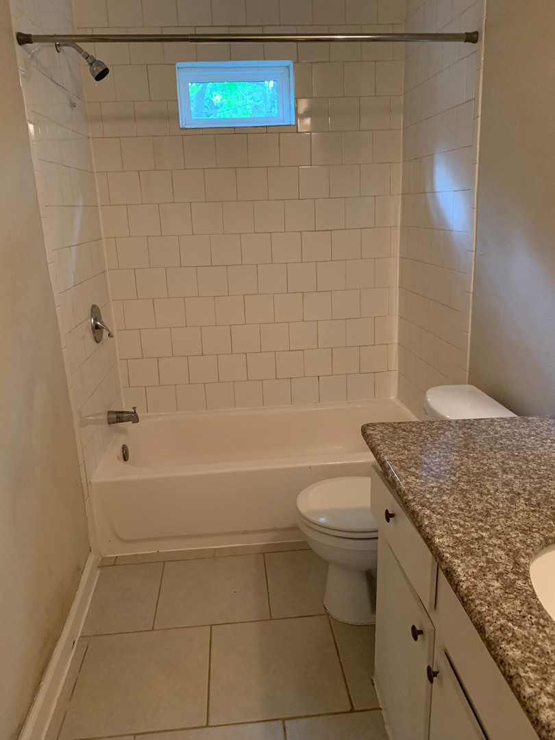 Beautiful recently remodeled apartment! / Apartamento recien remodelado 8 of 11