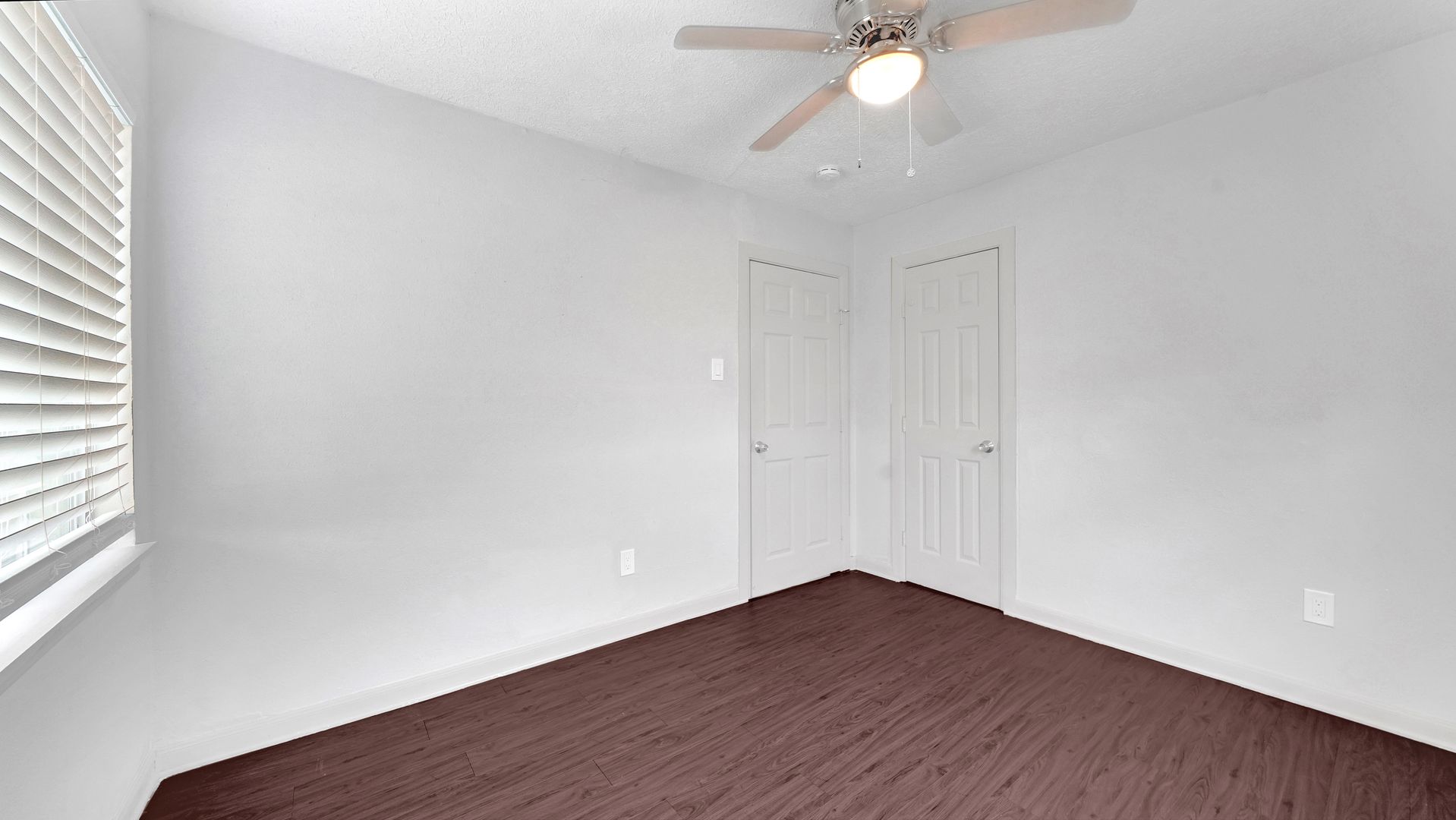 Beautiful 2 bed 1 bath! Located just minutes from downtown, UH, and the medical center 10 of 12