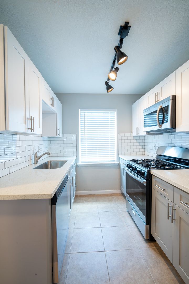 Beautiful 2 bed 1 bath just minutes from downtown, UH, and the medical center 3 of 8