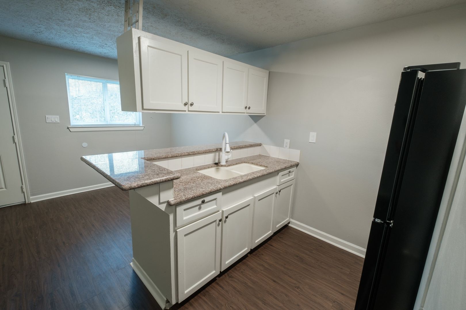 Apartamento recien remodelado / Beautiful recently remodeled apartment. Fast move in bonus! 2 of 10