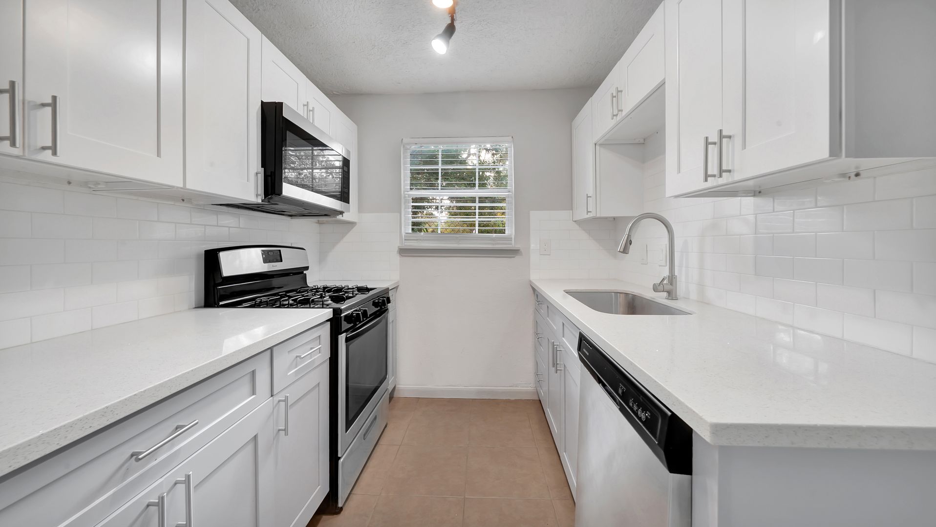 Beautiful 2 bed 1 bath! Located just minutes from downtown, UH, and the medical center 12 of 12